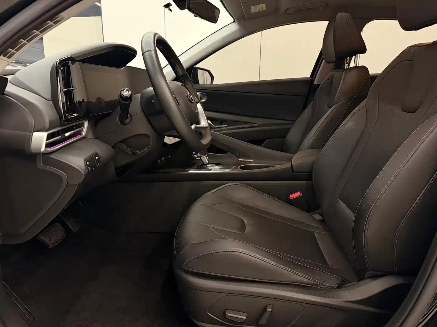 Hyundai Elantra 2022 1.5L CVT LUX Premium Edition — миниатюра 8