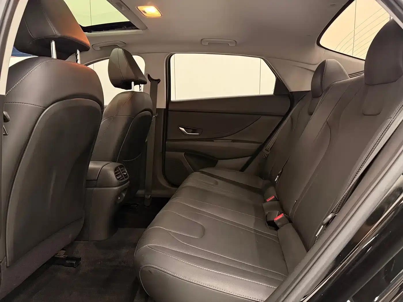 Hyundai Elantra 2022 1.5L CVT LUX Premium Edition — миниатюра 9