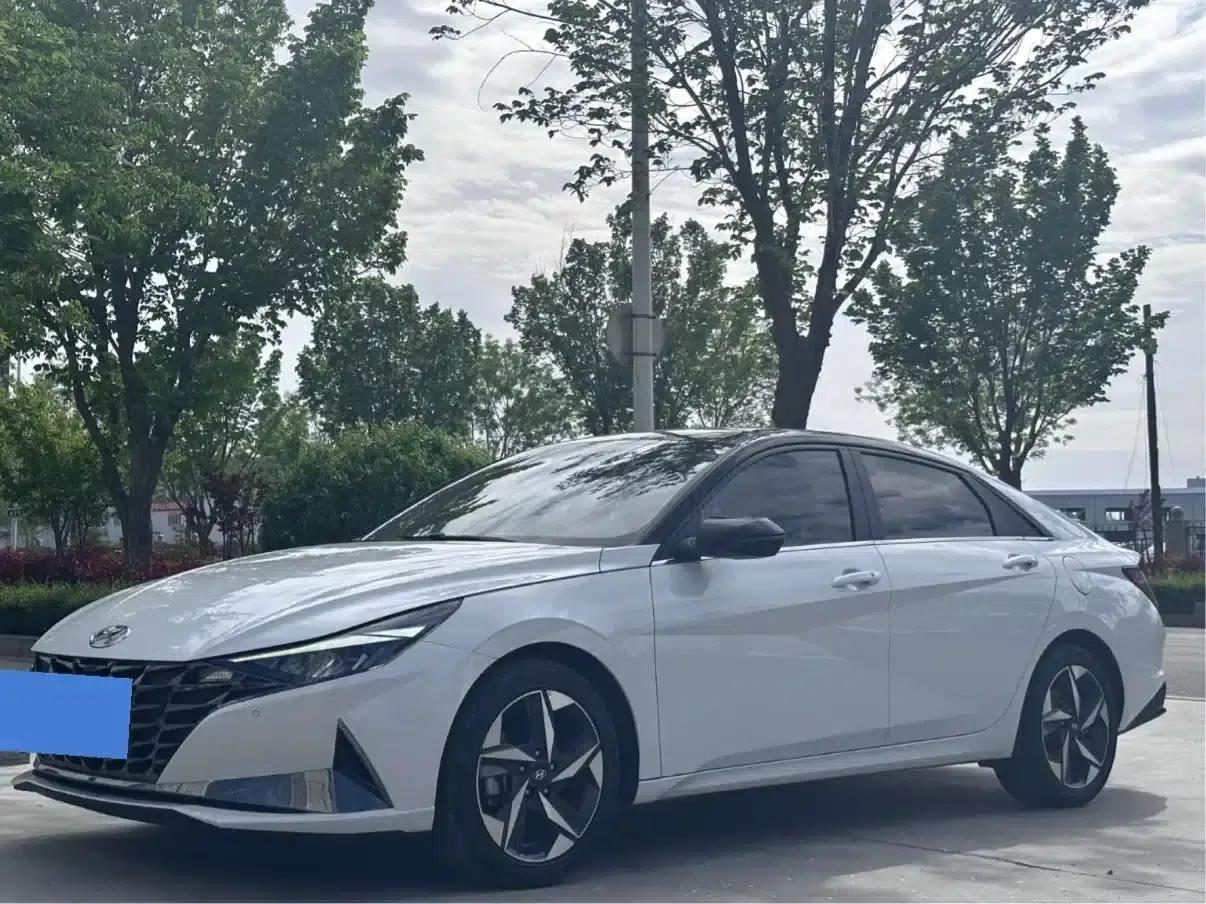 Hyundai Elantra 2021 1.5L CVT LUX Premium Edition — миниатюра 1