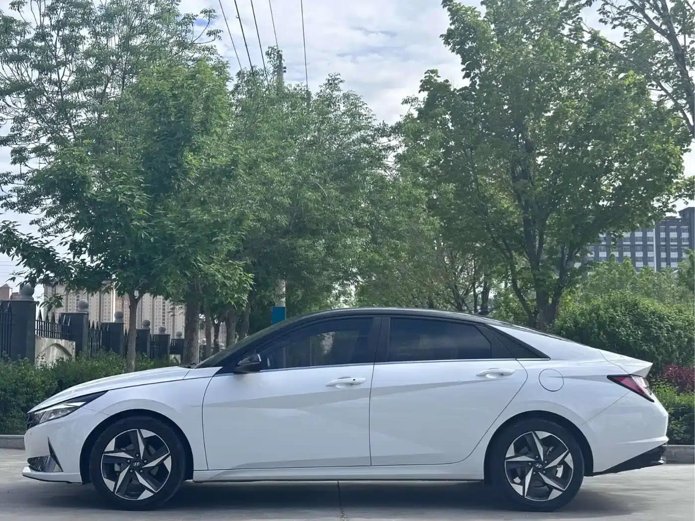 Hyundai Elantra 2021 1.5L CVT LUX Premium Edition — миниатюра 2