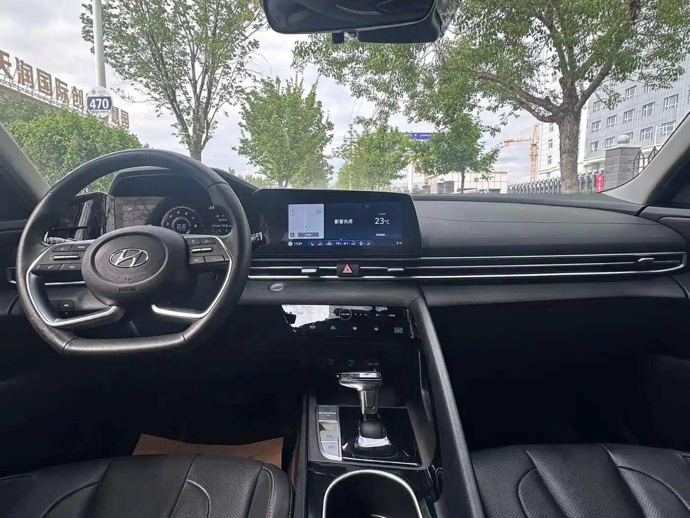 Hyundai Elantra 2021 1.5L CVT LUX Premium Edition — миниатюра 12
