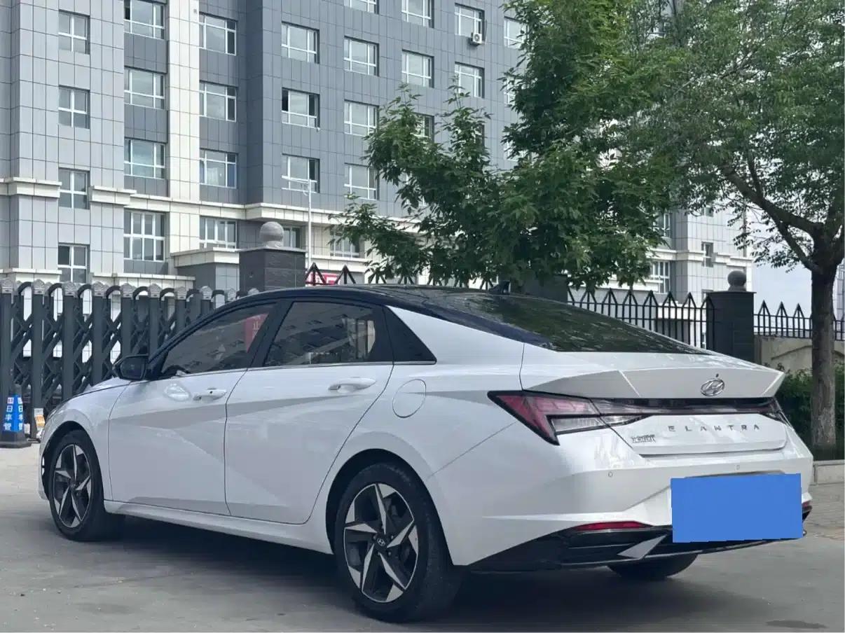 Hyundai Elantra 2021 1.5L CVT LUX Premium Edition — миниатюра 3