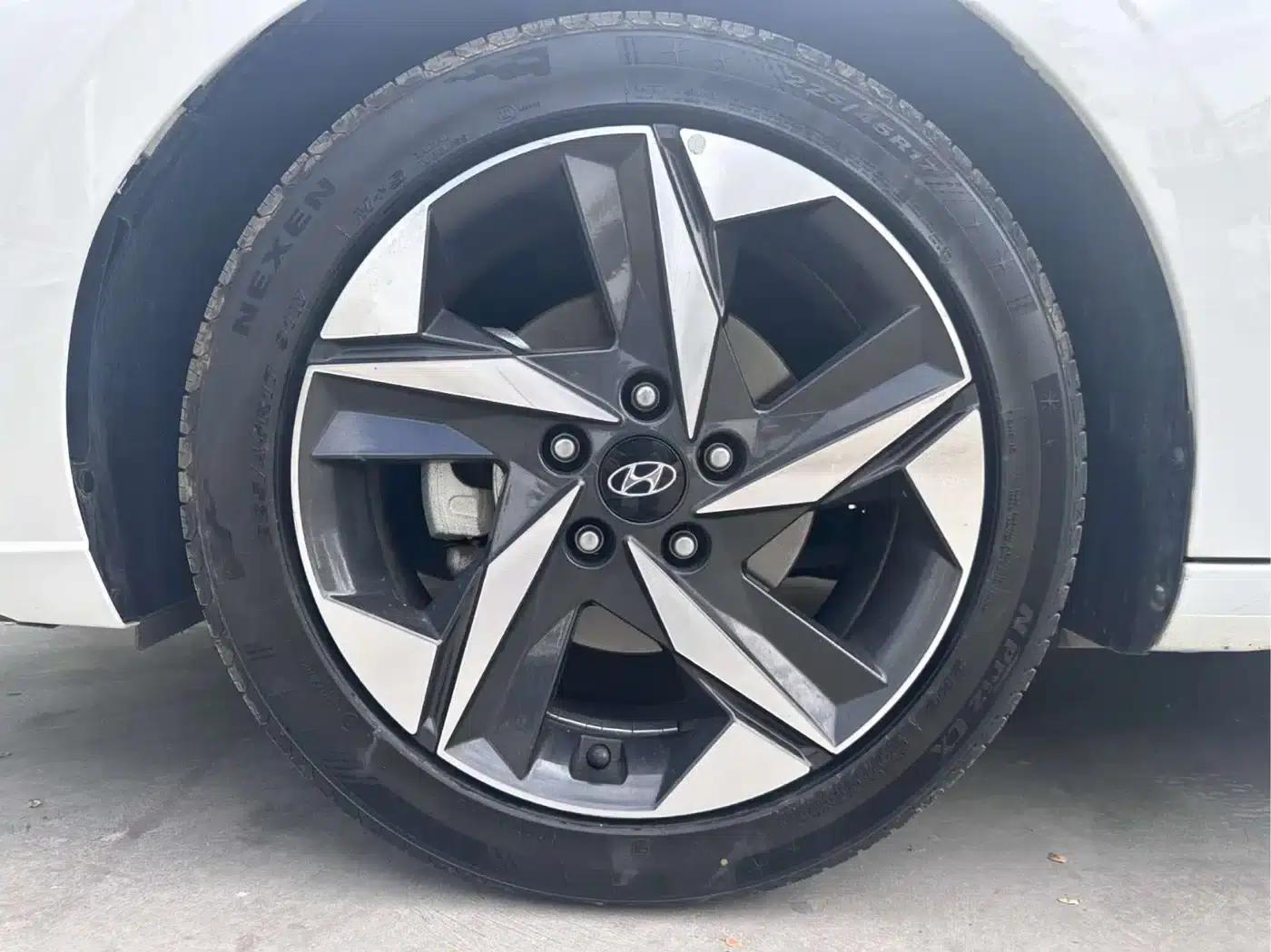 Hyundai Elantra 2021 1.5L CVT LUX Premium Edition — миниатюра 4
