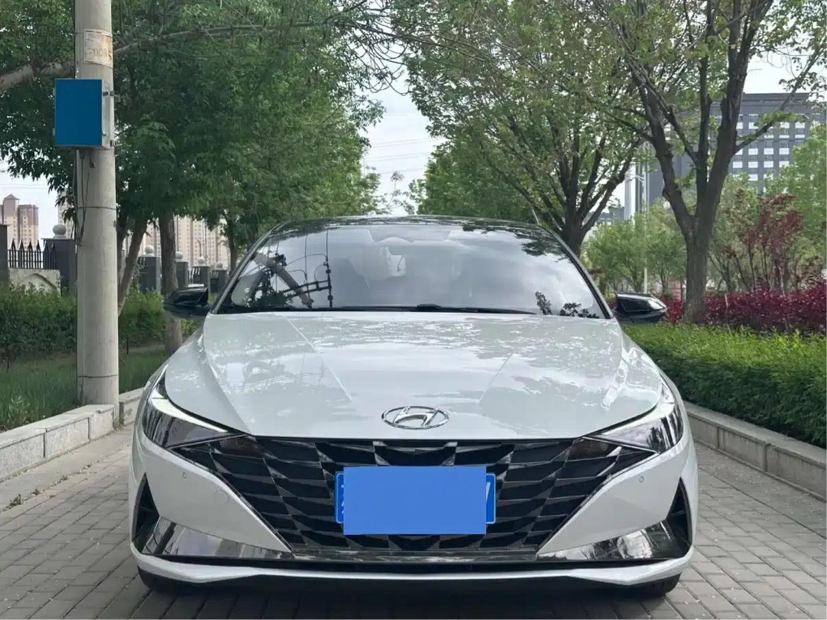 Hyundai Elantra 2021 1.5L CVT LUX Premium Edition — миниатюра 5
