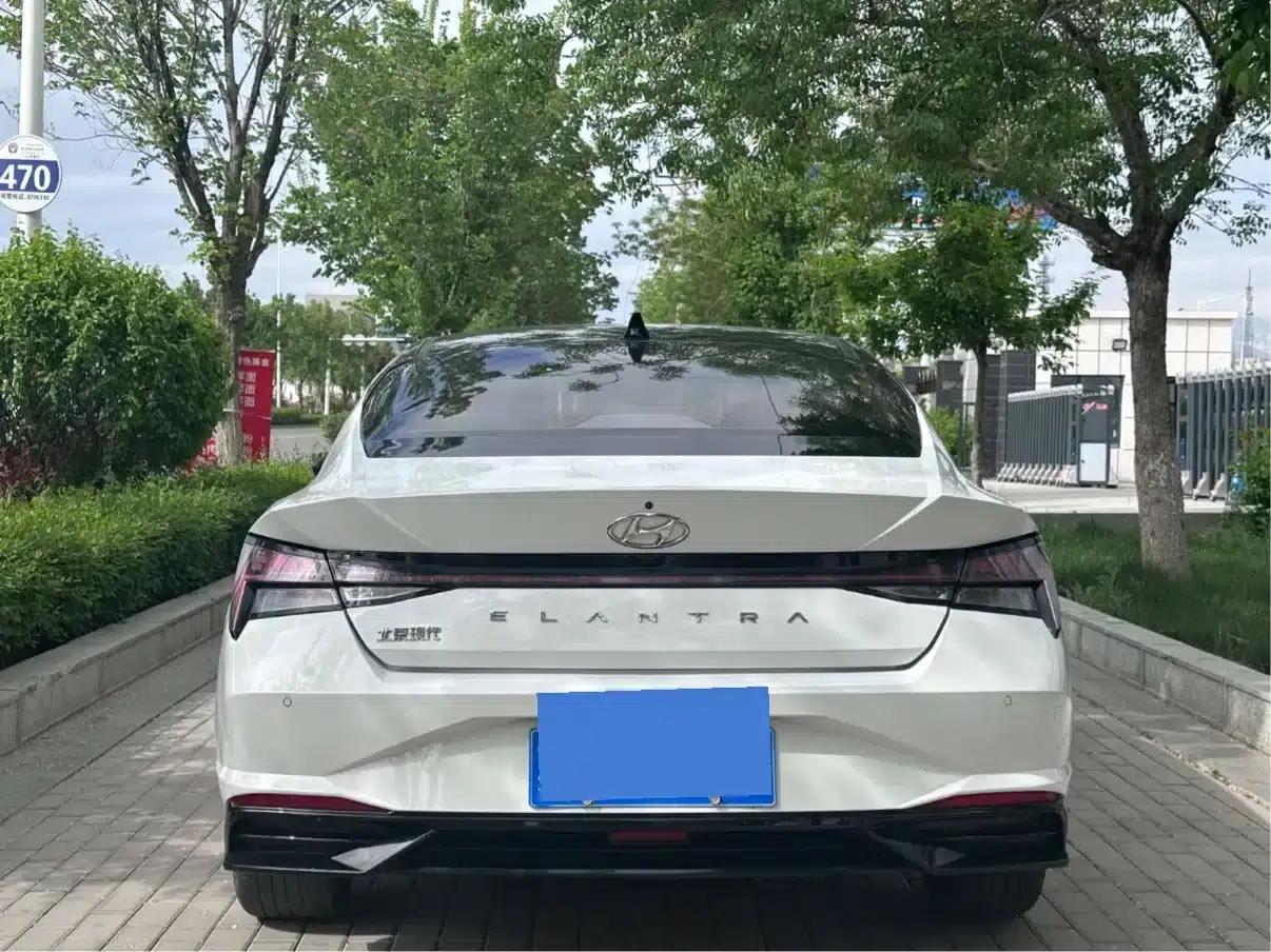 Hyundai Elantra 2021 1.5L CVT LUX Premium Edition — миниатюра 6