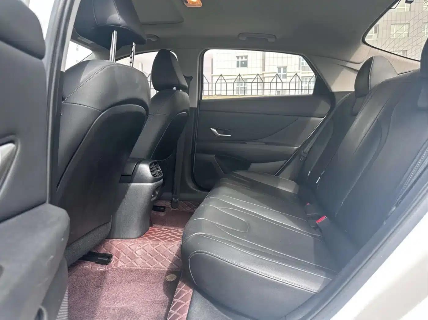 Hyundai Elantra 2021 1.5L CVT LUX Premium Edition — миниатюра 9