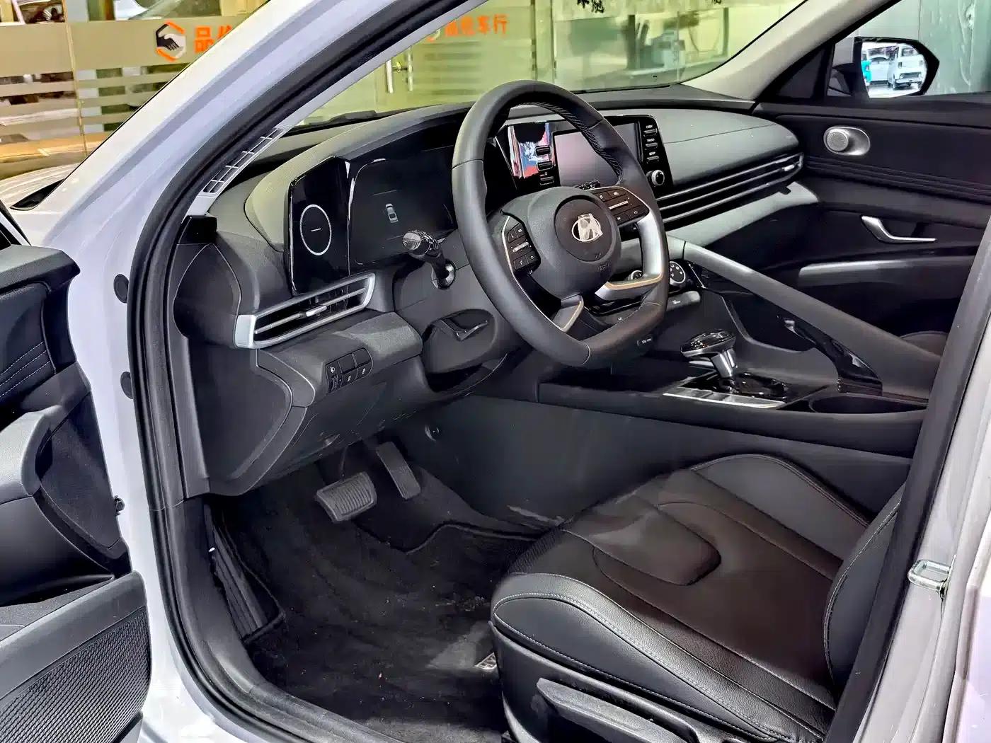 Hyundai Elantra 2023 1.5L CVT GLX Elite Edition — миниатюра 4