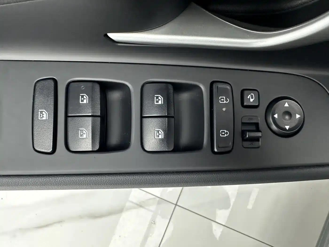 Hyundai Elantra 2023 1.5L CVT LUX Premium Edition — миниатюра 12