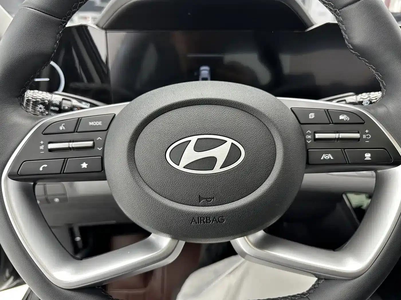 Hyundai Elantra 2023 1.5L CVT LUX Premium Edition — миниатюра 14