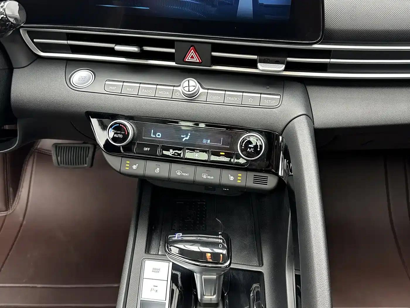 Hyundai Elantra 2023 1.5L CVT LUX Premium Edition — миниатюра 15