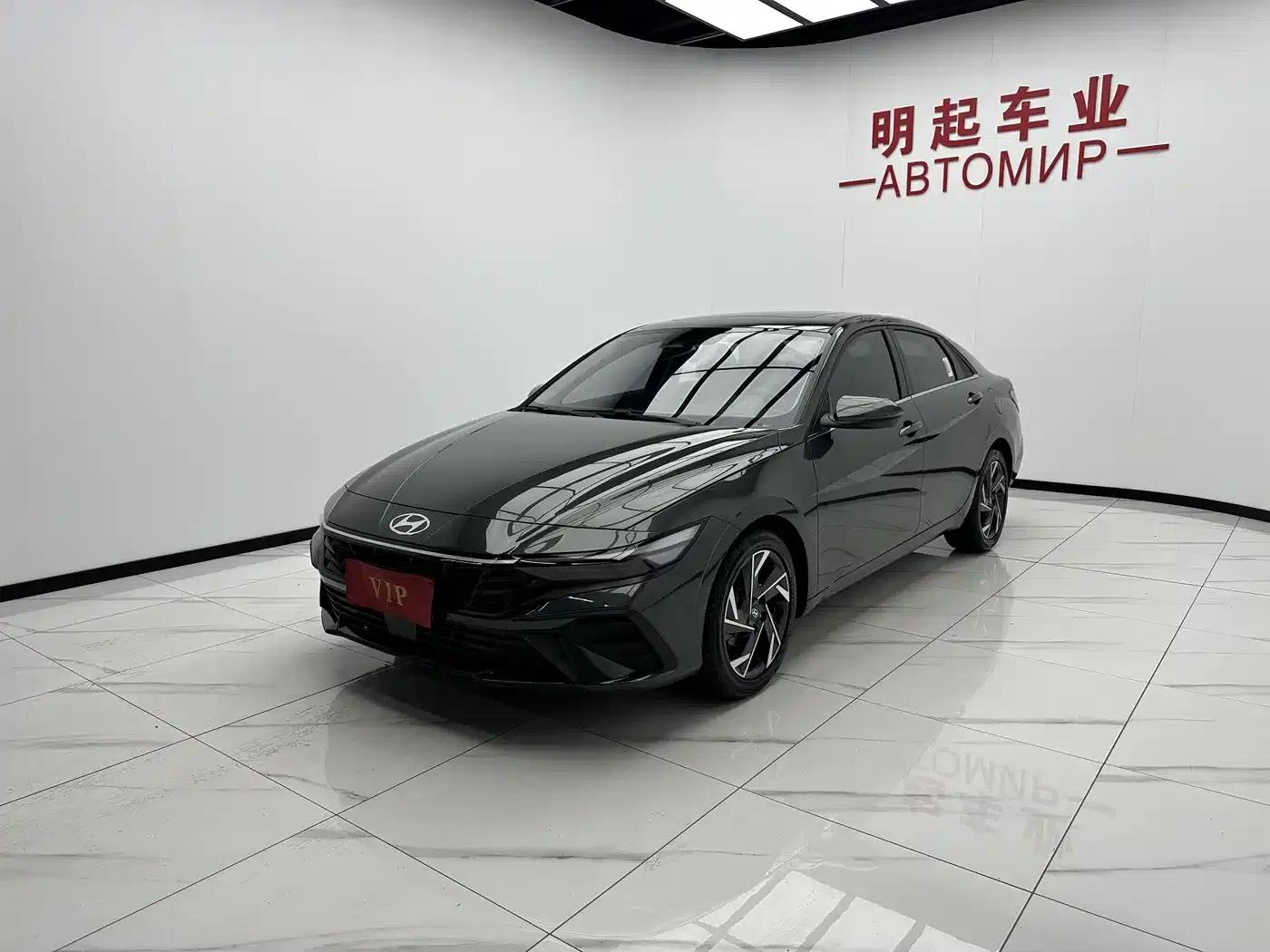 Hyundai Elantra 2023 1.5L CVT LUX Premium Edition — миниатюра 4