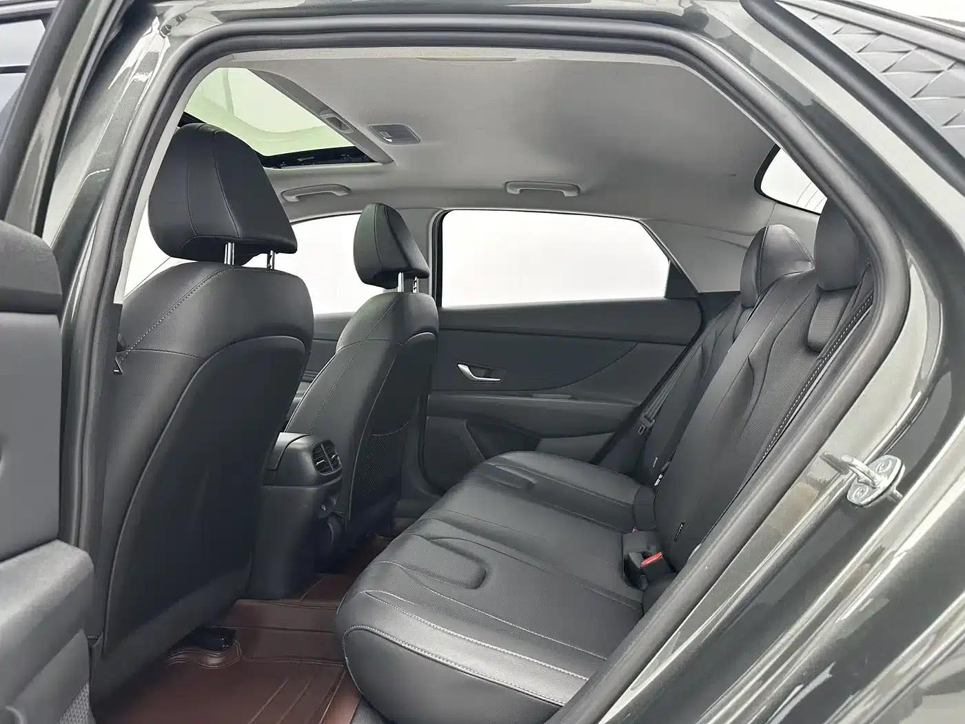 Hyundai Elantra 2023 1.5L CVT LUX Premium Edition — миниатюра 6