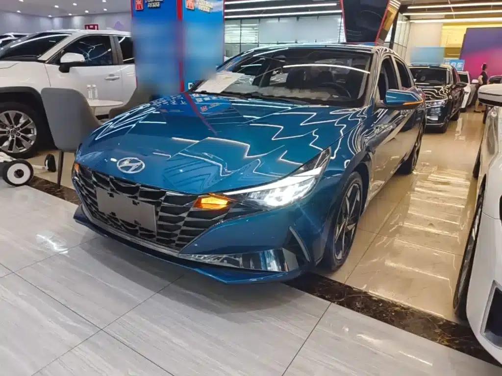Hyundai Elantra 2021 1.5L CVT LUX Premium Edition — миниатюра 1