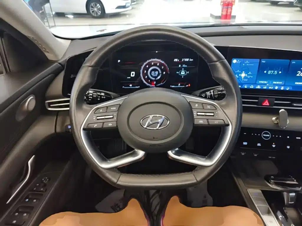 Hyundai Elantra 2021 1.5L CVT LUX Premium Edition — миниатюра 11