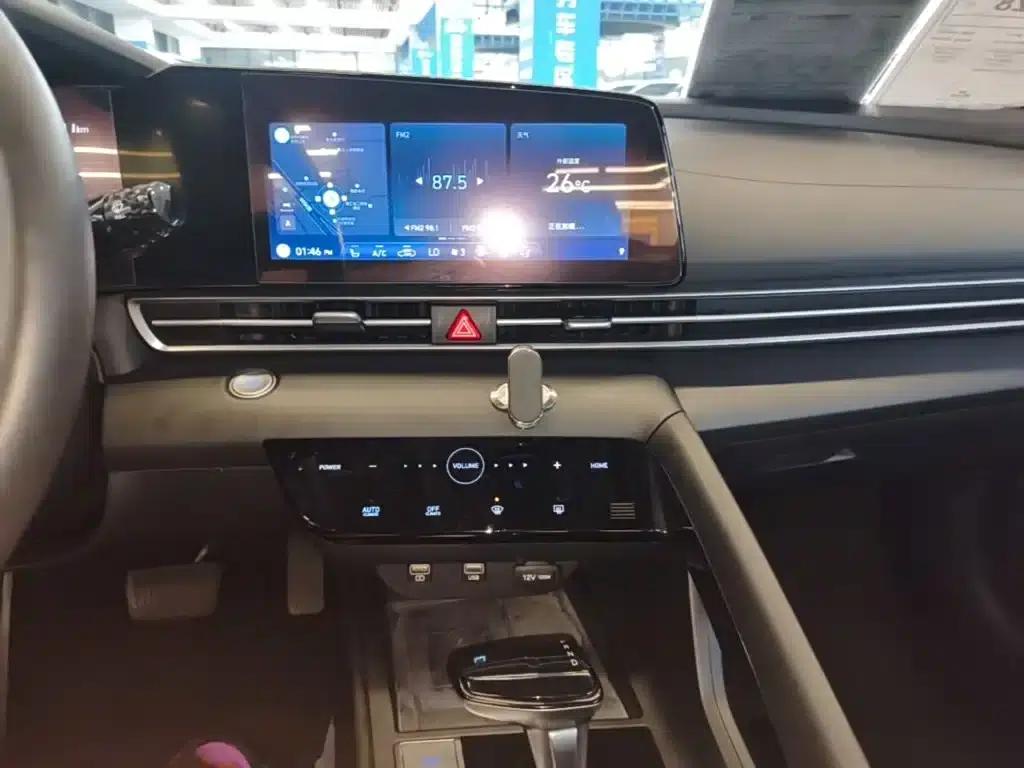 Hyundai Elantra 2021 1.5L CVT LUX Premium Edition — миниатюра 13