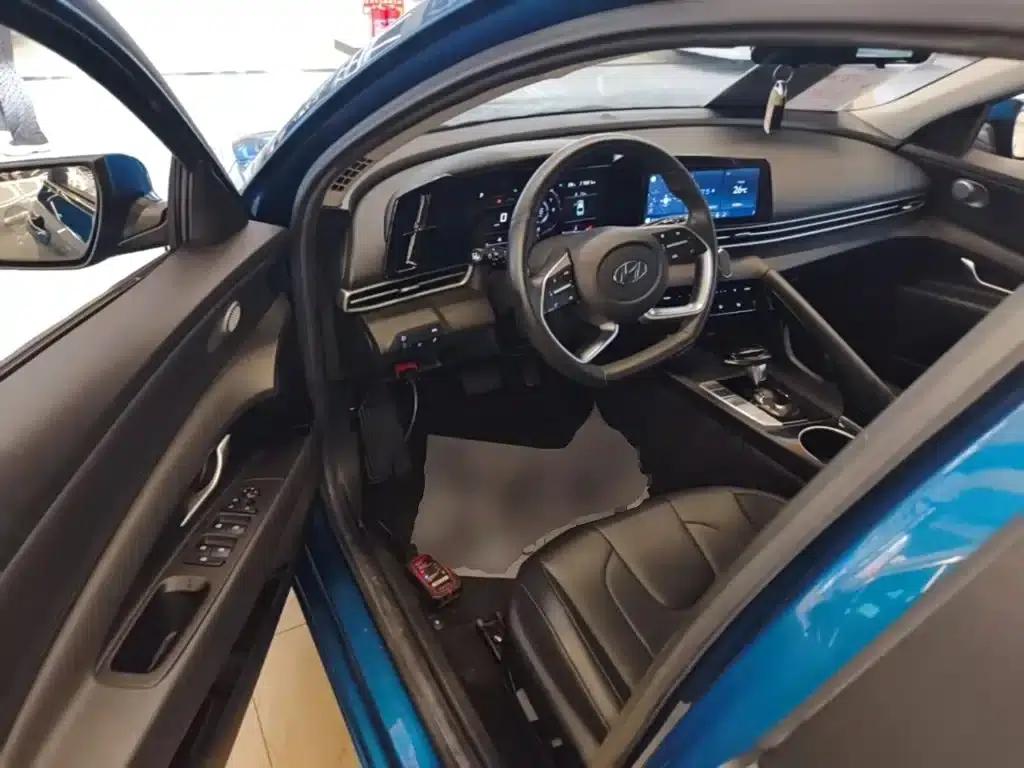 Hyundai Elantra 2021 1.5L CVT LUX Premium Edition — миниатюра 16