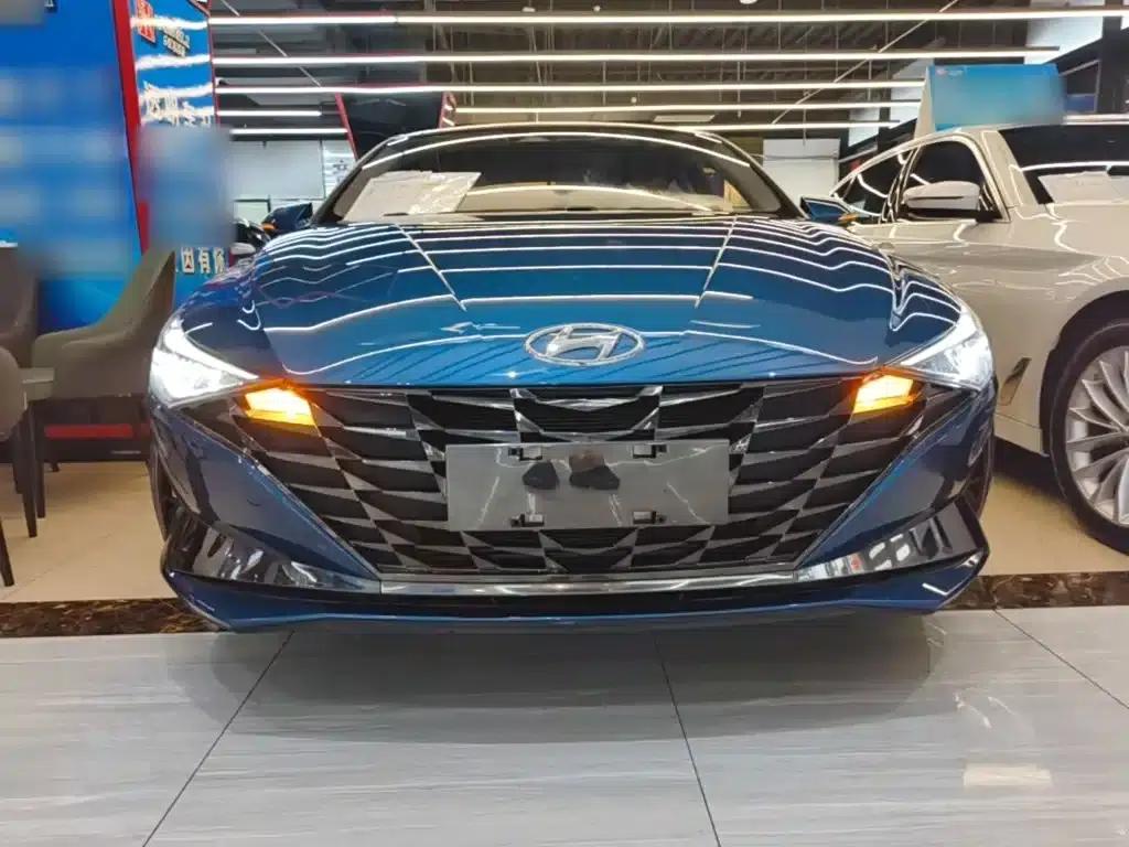 Hyundai Elantra 2021 1.5L CVT LUX Premium Edition — миниатюра 3