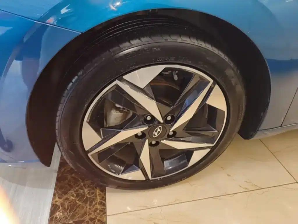 Hyundai Elantra 2021 1.5L CVT LUX Premium Edition — миниатюра 23