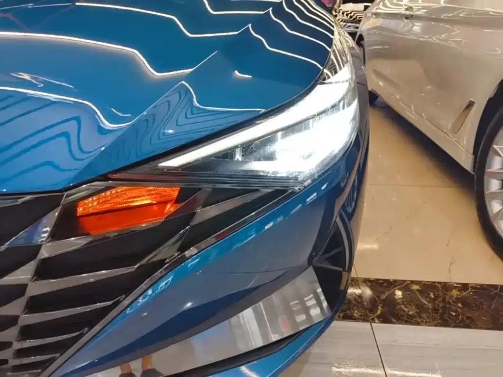 Hyundai Elantra 2021 1.5L CVT LUX Premium Edition — миниатюра 24