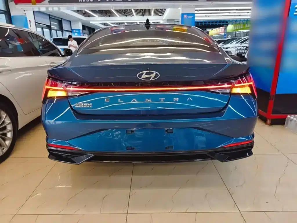 Hyundai Elantra 2021 1.5L CVT LUX Premium Edition — миниатюра 6