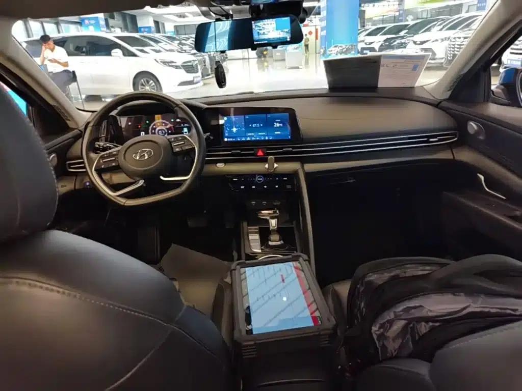 Hyundai Elantra 2021 1.5L CVT LUX Premium Edition — миниатюра 10