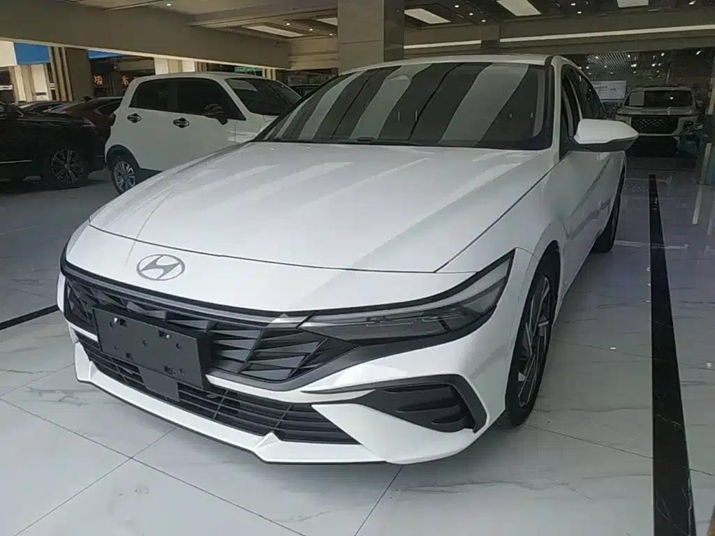 Hyundai Elantra 2023 1.5L CVT LUX Premium Edition — миниатюра 1