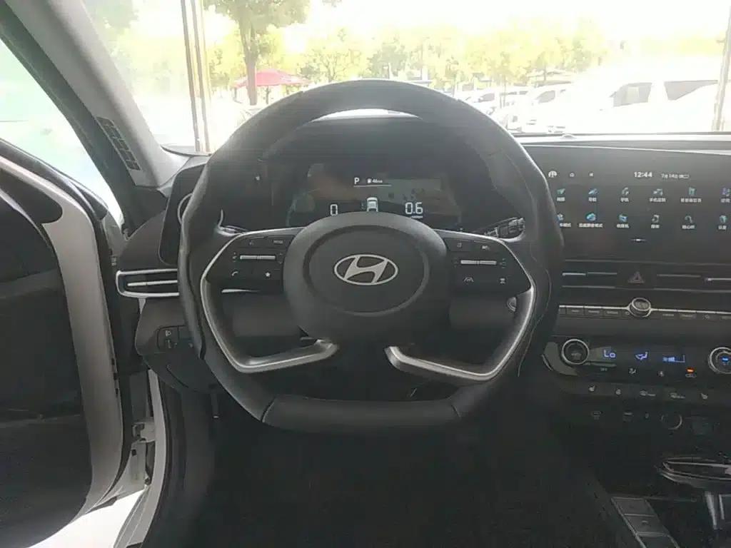 Hyundai Elantra 2023 1.5L CVT LUX Premium Edition — миниатюра 11