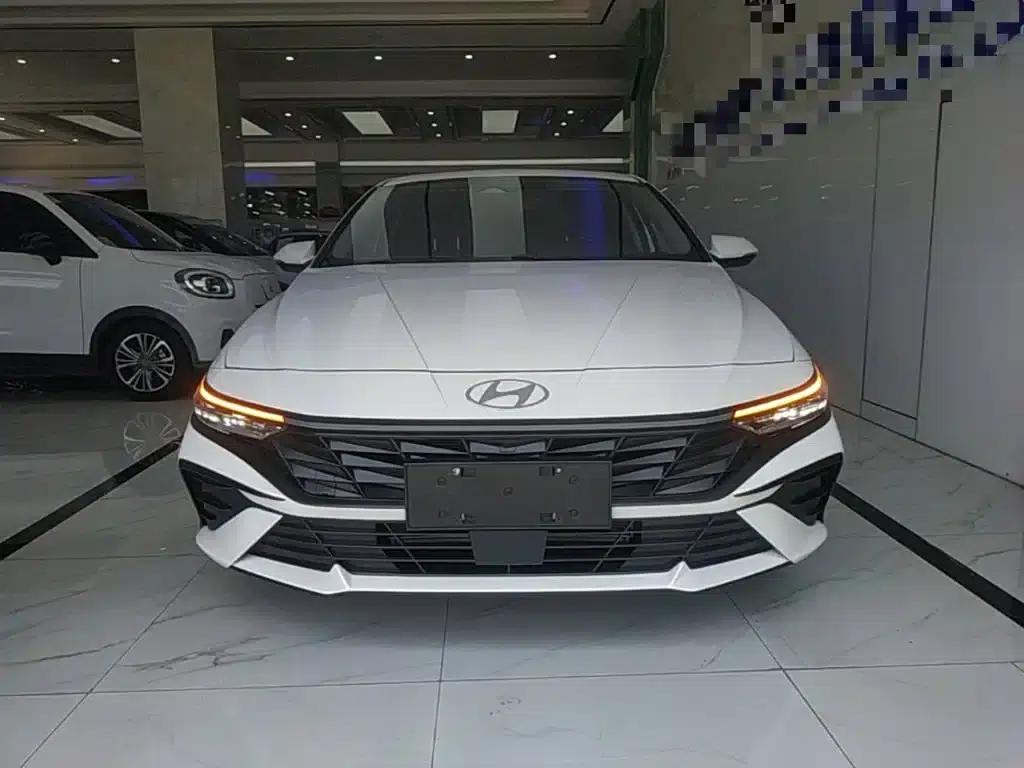 Hyundai Elantra 2023 1.5L CVT LUX Premium Edition — миниатюра 3