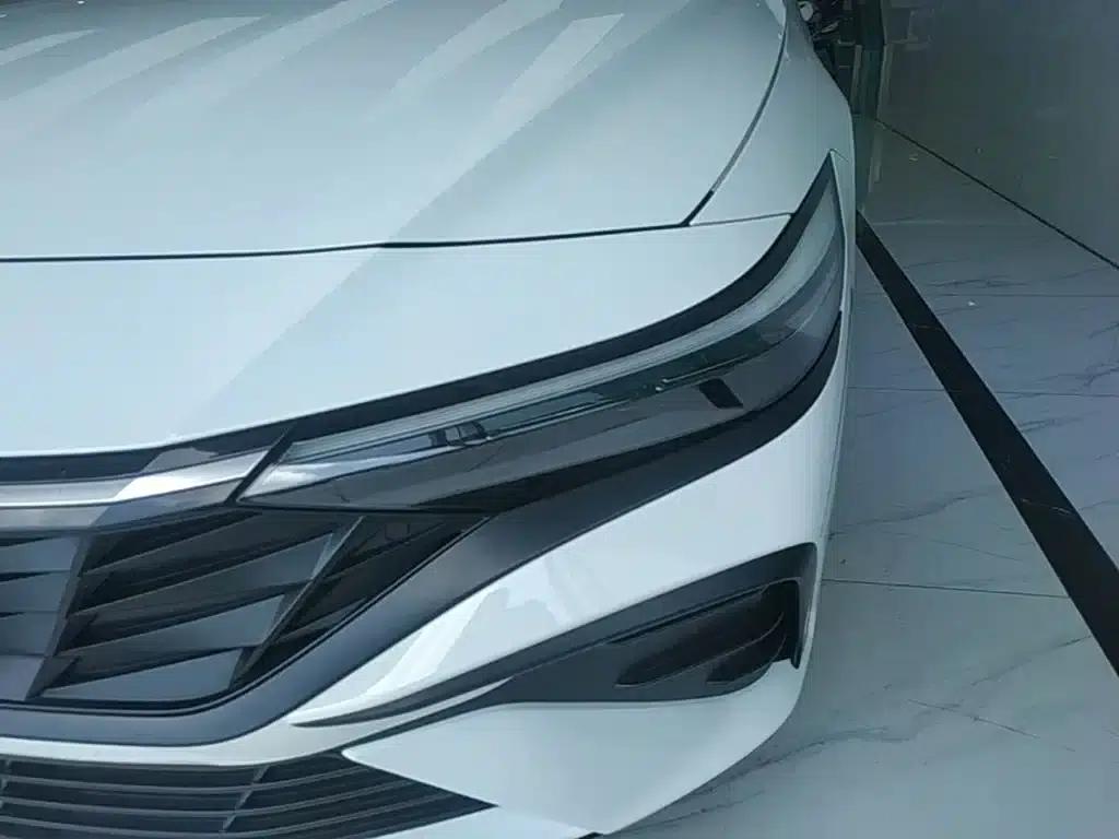 Hyundai Elantra 2023 1.5L CVT LUX Premium Edition — миниатюра 24