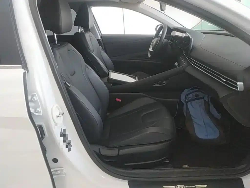 Hyundai Elantra 2023 1.5L CVT LUX Premium Edition — миниатюра 25