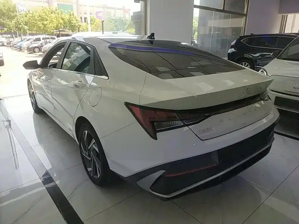 Hyundai Elantra 2023 1.5L CVT LUX Premium Edition — миниатюра 5
