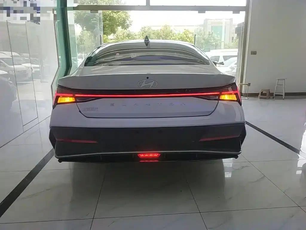 Hyundai Elantra 2023 1.5L CVT LUX Premium Edition — миниатюра 6