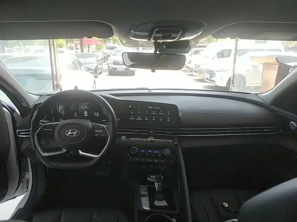 Hyundai Elantra 2023 1.5L CVT LUX Premium Edition — миниатюра 10