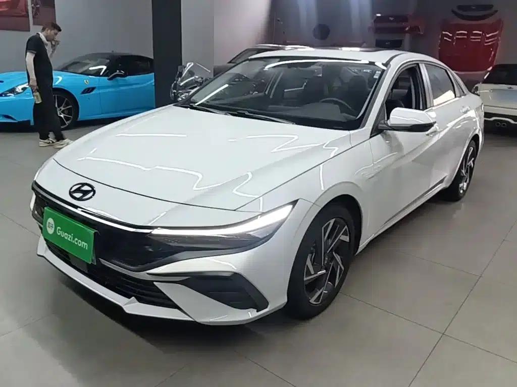 Hyundai Elantra 2023 1.5L CVT LUX Premium Edition — миниатюра 2