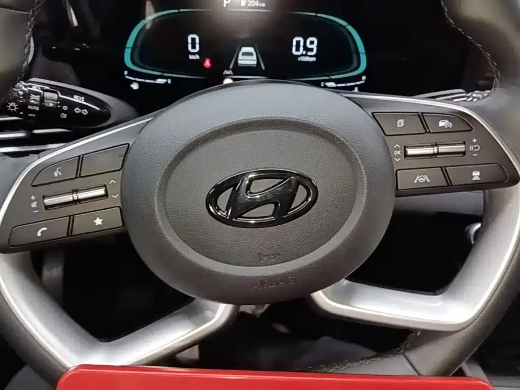 Hyundai Elantra 2023 1.5L CVT LUX Premium Edition — миниатюра 11