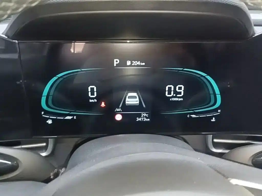 Hyundai Elantra 2023 1.5L CVT LUX Premium Edition — миниатюра 12