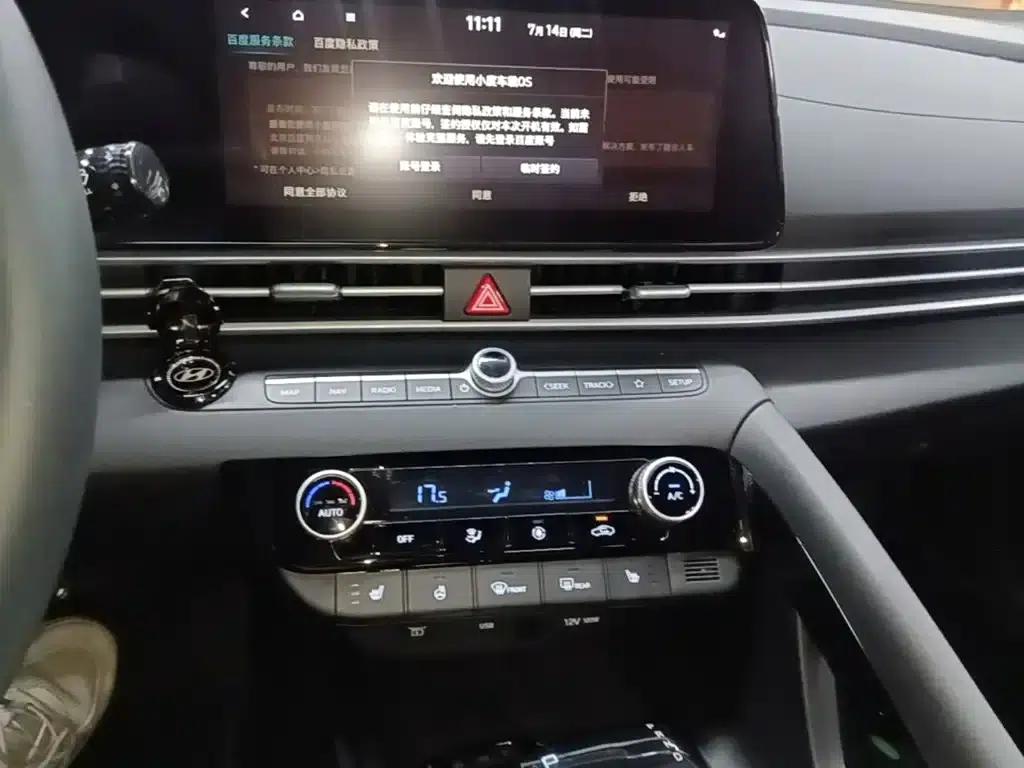Hyundai Elantra 2023 1.5L CVT LUX Premium Edition — миниатюра 13