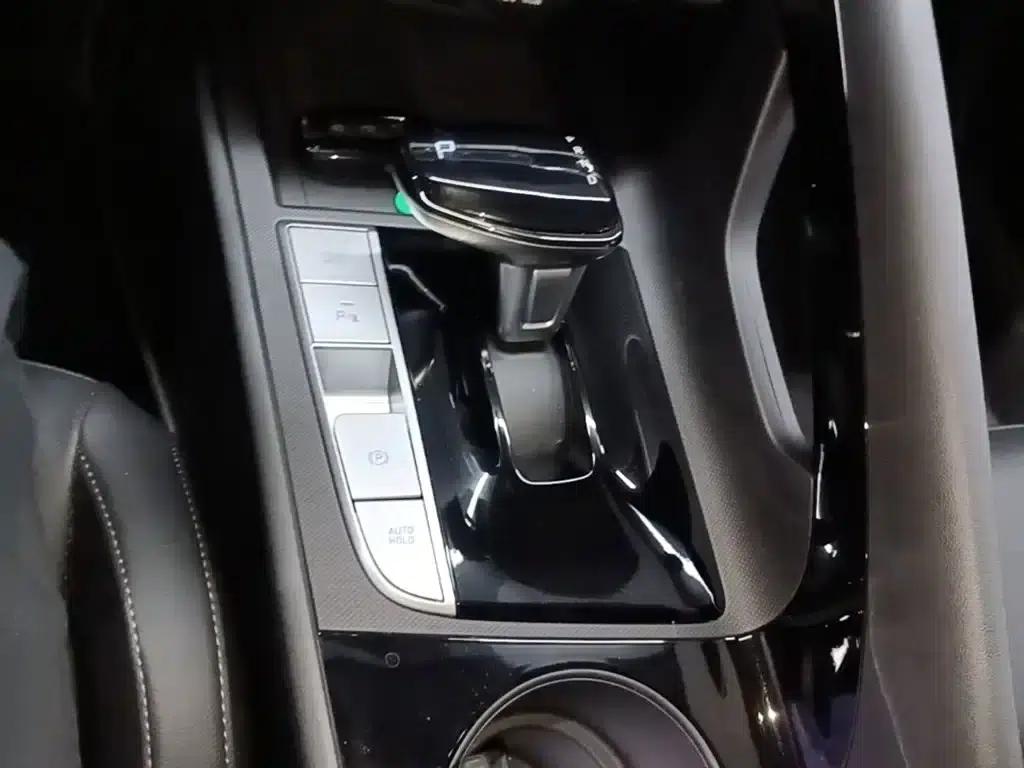 Hyundai Elantra 2023 1.5L CVT LUX Premium Edition — миниатюра 14