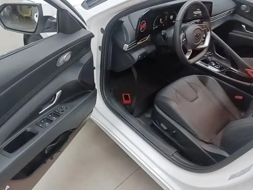 Hyundai Elantra 2023 1.5L CVT LUX Premium Edition — миниатюра 16