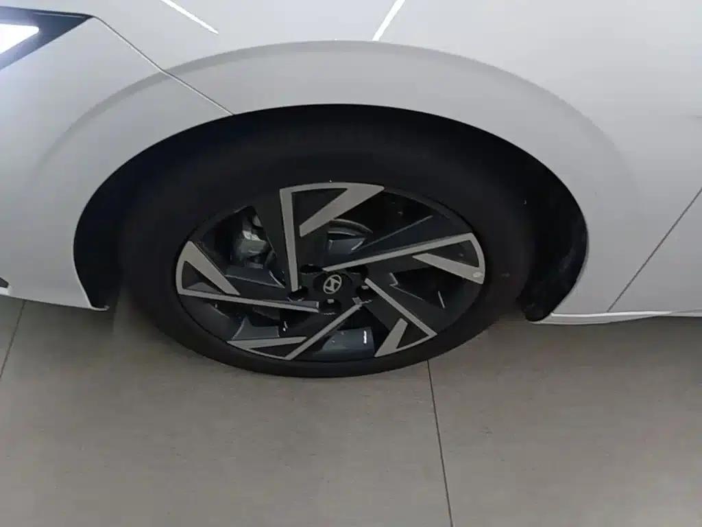 Hyundai Elantra 2023 1.5L CVT LUX Premium Edition — миниатюра 23