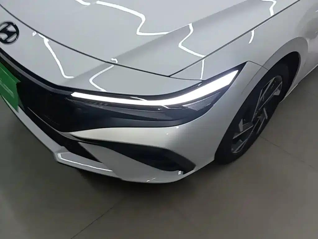 Hyundai Elantra 2023 1.5L CVT LUX Premium Edition — миниатюра 24