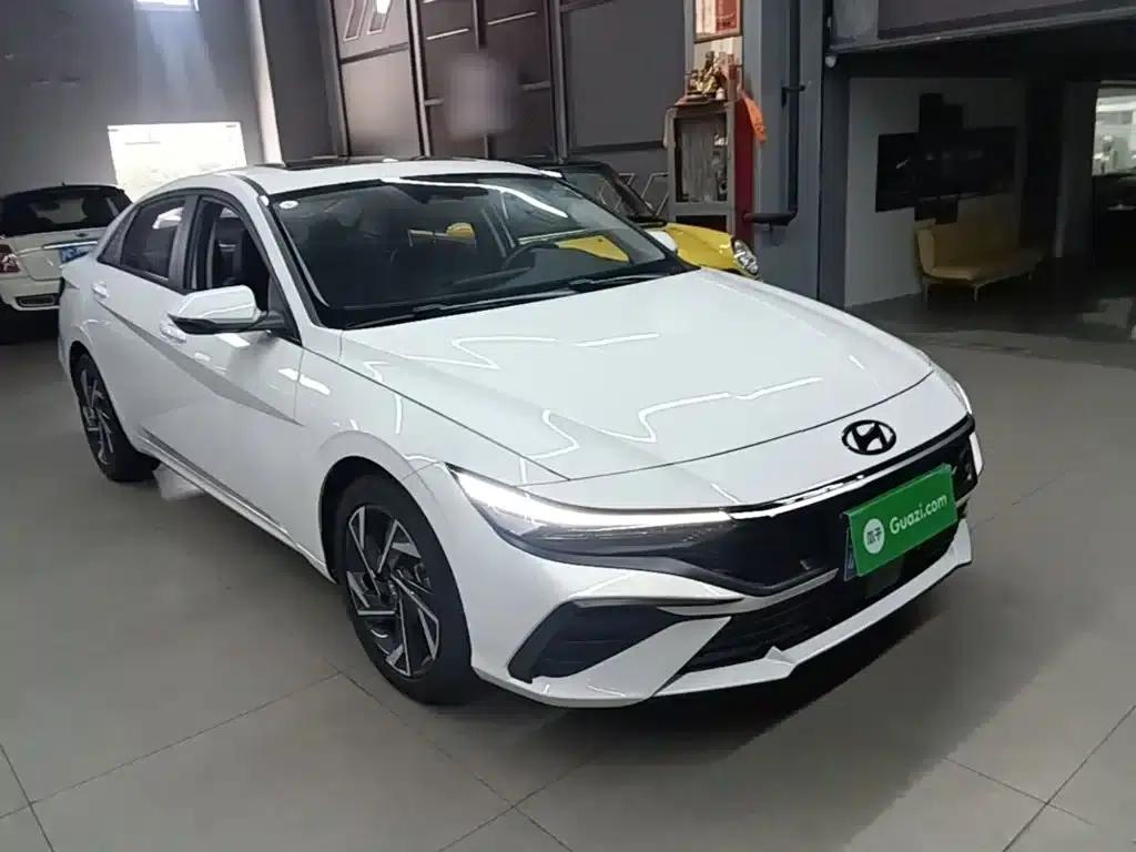 Hyundai Elantra 2023 1.5L CVT LUX Premium Edition — миниатюра 4