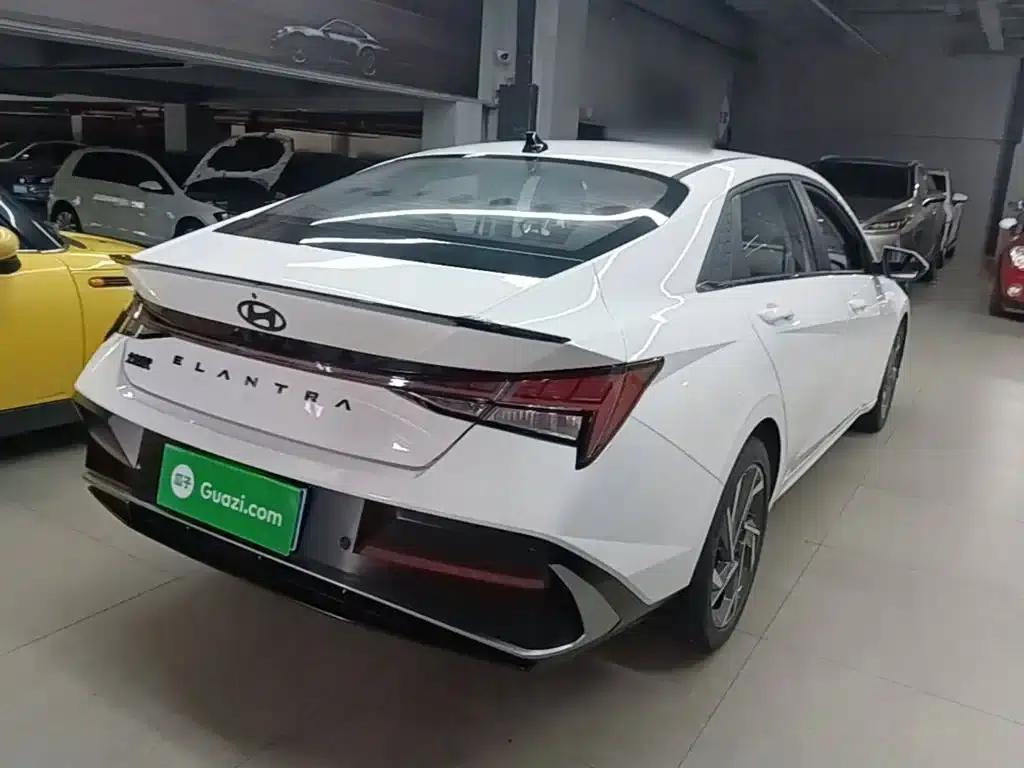 Hyundai Elantra 2023 1.5L CVT LUX Premium Edition — миниатюра 7
