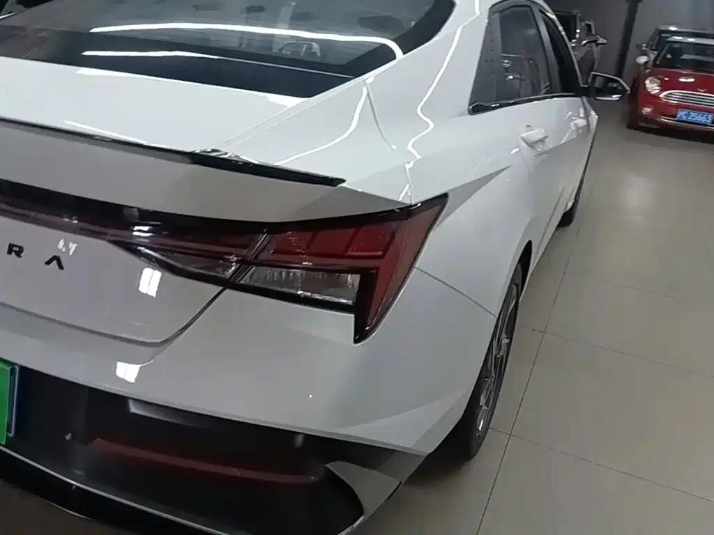 Hyundai Elantra 2023 1.5L CVT LUX Premium Edition — миниатюра 8