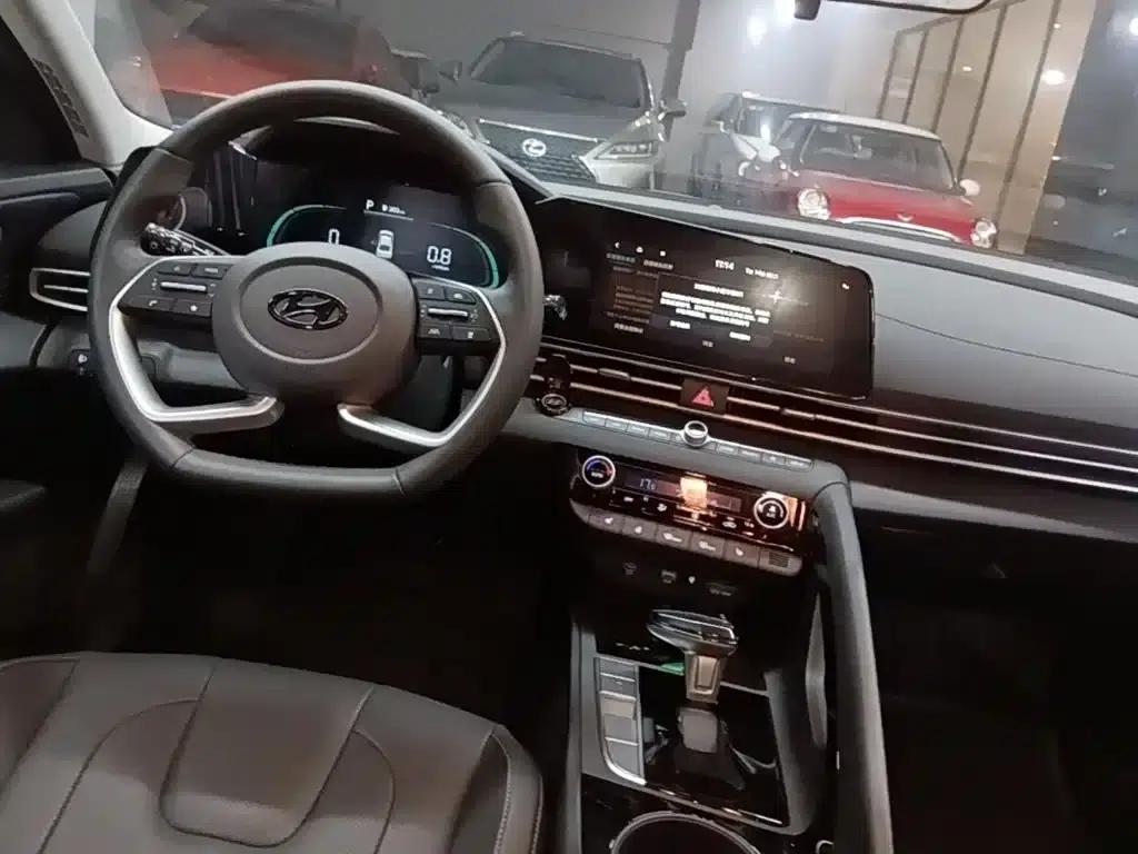 Hyundai Elantra 2023 1.5L CVT LUX Premium Edition — миниатюра 10