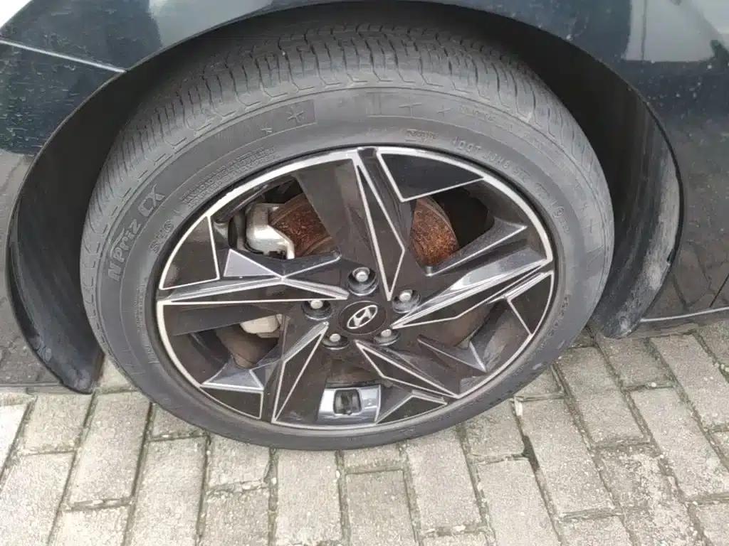 Hyundai Elantra 2021 1.5L CVT LUX Premium Edition — миниатюра 23
