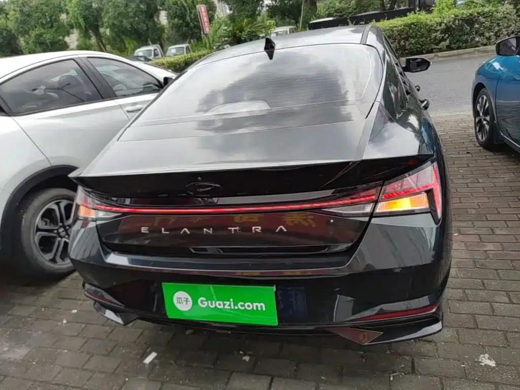 Hyundai Elantra 2021 1.5L CVT LUX Premium Edition — миниатюра 6