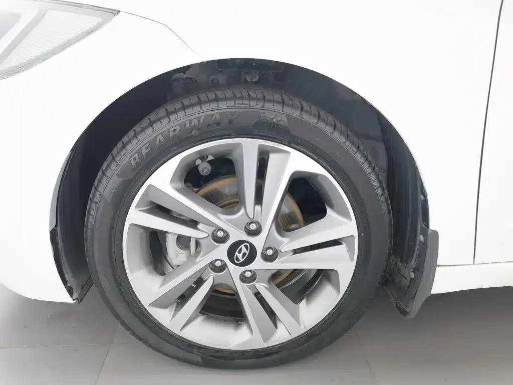 Hyundai Elantra 2016 1.6L Automatic Smart Elite Edition — миниатюра 17