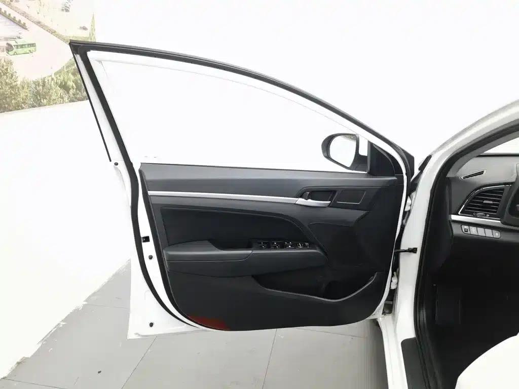 Hyundai Elantra 2016 1.6L Automatic Smart Elite Edition — миниатюра 8