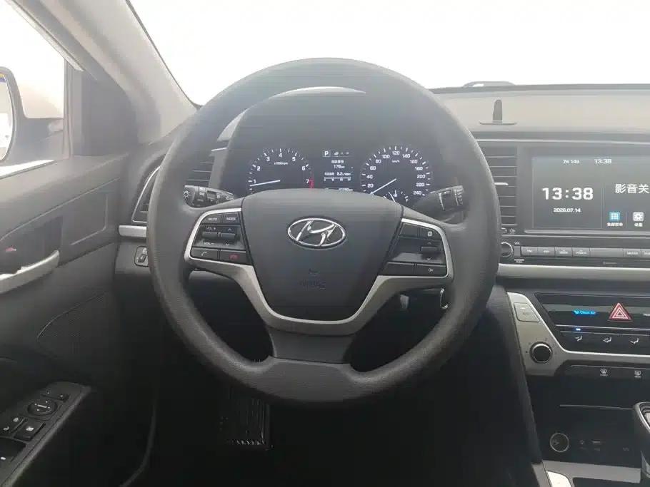 Hyundai Elantra 2016 1.6L Automatic Smart Elite Edition — миниатюра 15